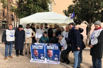 Migranti, contestazione contro gazebo pro Salvini a Taranto
