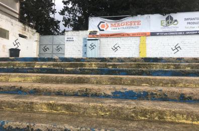 Gravina, disegnano svastiche sui muri dello stadio: la condanna del sindaco