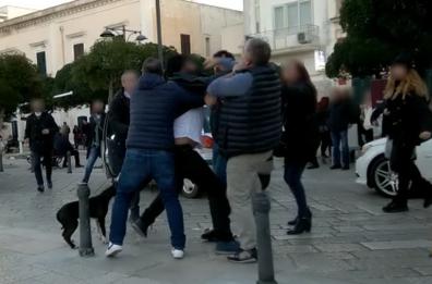 Blocca il traffico per un gelato: rissa a S.M. al Bagno