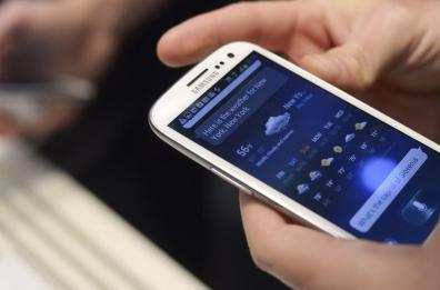 La afferrano per il collo per rubarle il telefono: 2 arresti