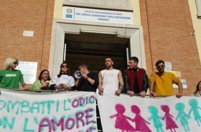Brindisi, lo insultano perché gay, i compagni lo difendono: #Siamotuttifroci