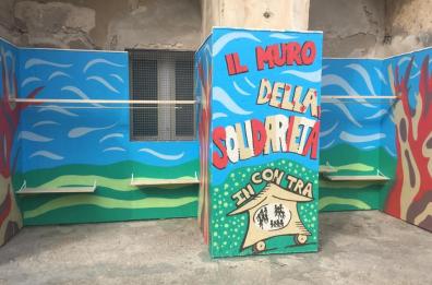 A Bari arriva il «muro della solidarietà» per donare e ricevere abiti e coperte