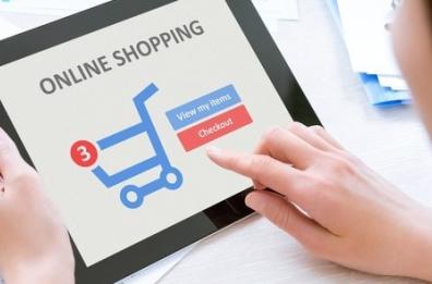 Scanzano Jonico, vendevano online abbigliamento con marchi contraffatti: 2 giovani denunciati