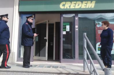 Acquarica del Capo: entra in banca, spinge dipendente e porta via denaro