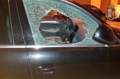 Tenta di rubare auto, passante chiama la polizia che lo blocca