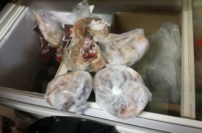 Carne conservata male e prodotti proibiti: multato macellaio