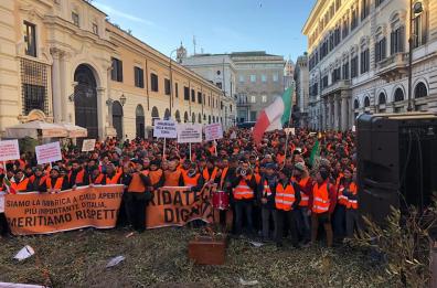 Gilet arancioni invadono Roma: migliaia di agricoltori pugliesi contro il Governo