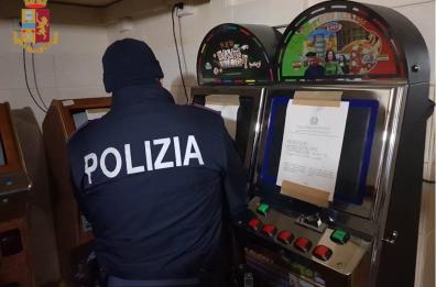 Nel circolo privato furto di elettricità e 6 slot machine abusive: sequestri a Taranto