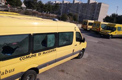 Massafra, vandali in azione: danneggiati sette scuola bus