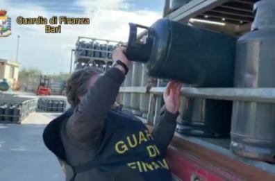 Trani, 2700 bombole GPL non collaudate: maxisequestro della GdF