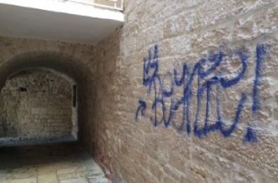 Giovinazzo, imbrattano con spray il palazzo vescovile: «Gesto da mocciosi»
