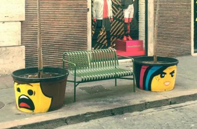 Le strade di Bari si colorano con i murales dei Lego, grazie allo street artist Pao