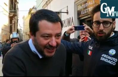 La mattinata di Salvini a Bari: passeggiata, chiacchiere e selfie con una scolaresca