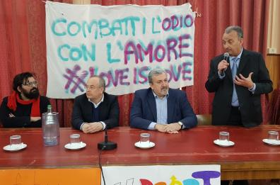 Brindisi,  Emiliano si commuove tra i ragazzi che hanno difeso amico gay: «Orgoglioso di voi»