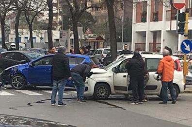 Bari, incidente su viale Kennedy: ferita bimba di 3 anni
