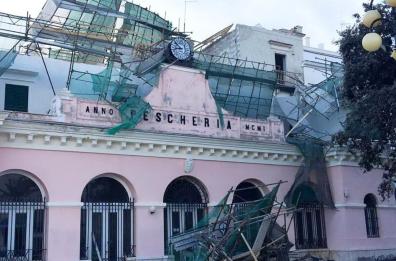Vieste, crolla impalcatura in pieno centro: nessun ferito
