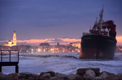Bari, il mercantile «spiaggiato» fa da sfondo al lungomare