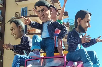 Il Carnevale di Putignano sfida il freddo: oggi la seconda sfilata