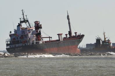 Bari, mercantile arenato: bisogna svuotare serbatoi con 30 t di carburante
