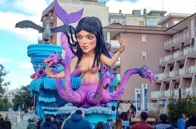 Carnevale di Putignano, ecco gli scatti più belli dei carri allegorici 
