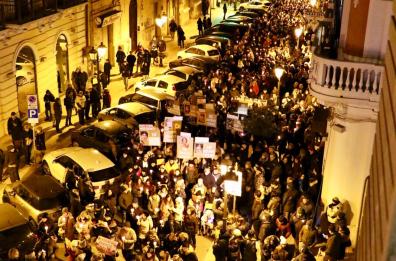 Taranto, una fiaccolata per ricordare le vittime dell'inquinamento 
