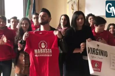 Virginio: fan club consegna assegno ai leccesi MaBasta, che combattono il bullismo