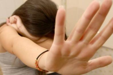 Mattinata, marito sbatte sedia in faccia alla moglie: non gli aveva preparato il pranzo in tempo
