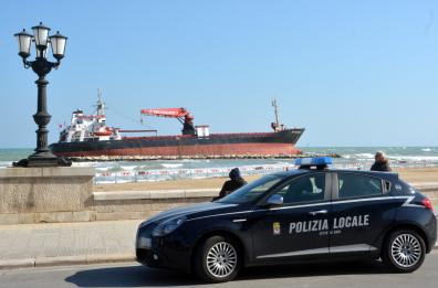 Banditi i curiosi: vietato il transito vicino al mercantile arenato a Bari