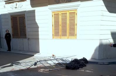 Monteroni di Lecce, impalcatura cade per il vento: operaio muore sul colpo