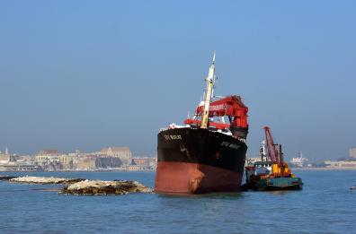 Efe Murat, il mercantile arenato lascia il porto di Bari