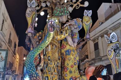 Carnevale di Putignano, vince il carro del Bacio di Klimt tra uomini