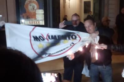 Lecce, Grillo contestato da attivisti M5S: «Ilva e Tav, sei un traditore». A fuoco le bandiere