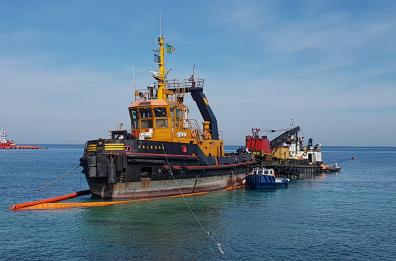 Bari, al via le operazioni di disincaglio del rimorchiatore