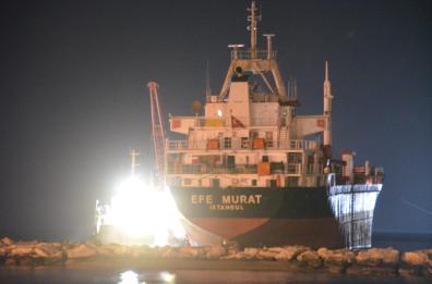 Mercantile incagliato a Bari, rimorchiatori al lavoro per ruotare la nave