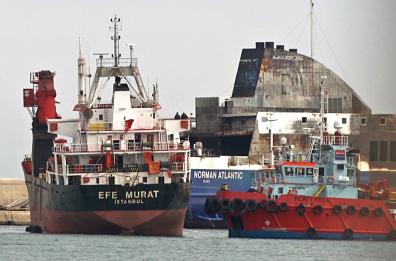 Bari, disincagliato all'alba il mercantile Efe Murat: ormeggiato al Porto con il relitto della Norman 