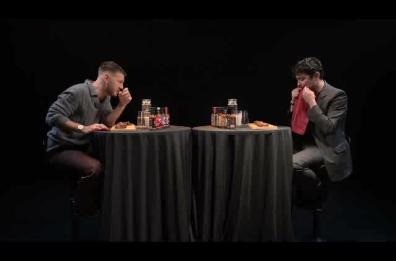 Riccardo Scamarcio protagonista di «Hot Ones» su RaiPlay: «Forza Fidelis, ma che sofferenza!»