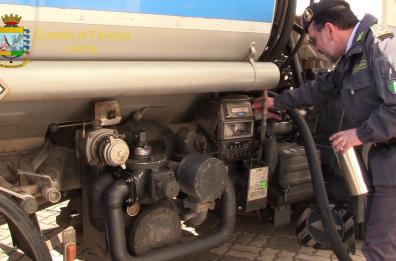 Vendevano abusivamente carburante con accisa agevolata: maxi-frode in Salento, 4 misure cautelari