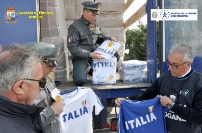 Porto di Brindisi, dopo le felpe sequestrate 21mila magliette false dell'Italia