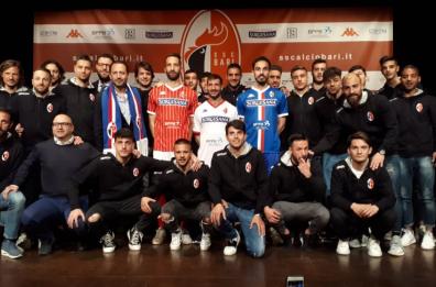Bari, presentate le nuove maglie
in vendita al prezzo di 69 euro