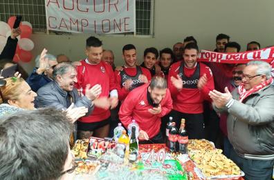 Brienza, festa a sorpresa dei tifosi per i suoi 40 anni 
