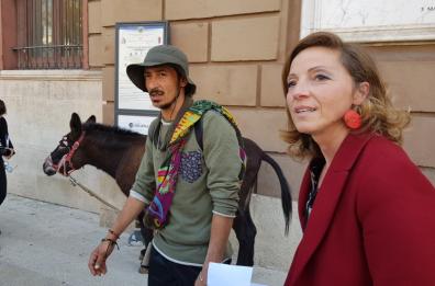 Da 2 anni viaggia con un'asina: il portoghese Bruno Dias in visita a Bari
