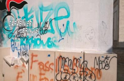 Graffitaro imbratta 25 pareti a Cisternino, anche pubbliche: denunciato