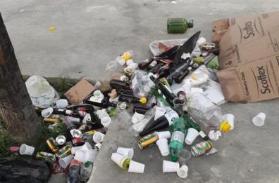Bari, ramanzina per gli sporcaccioni dopo il Bottellon, l'Amiu: «Meritiamo rispetto»