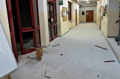 Brindisi, atti vandalici in scuola media: resterà chiusa per 4 giorni