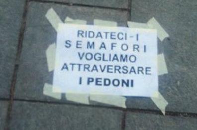 Foggia, pedoni protestano: «Ridateci i semafori»