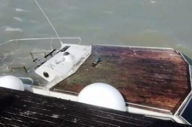 Trani, darsena abbandonata come la barca da giorni affondata