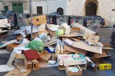 Bari vecchia? Una discarica: cartoni e materassi abbandonati in largo San Sabino
