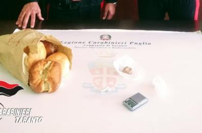 Consegnava eroina nascosta nei panini: arrestato a Taranto