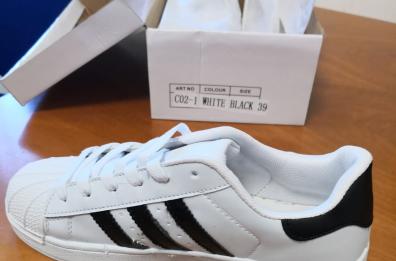 Porto Brindisi, GdF sequestra 7mila scarpe Adidas contraffatte