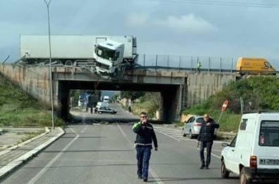 Monopoli, camion in bilico sul ponte: SS16 chiusa al traffico